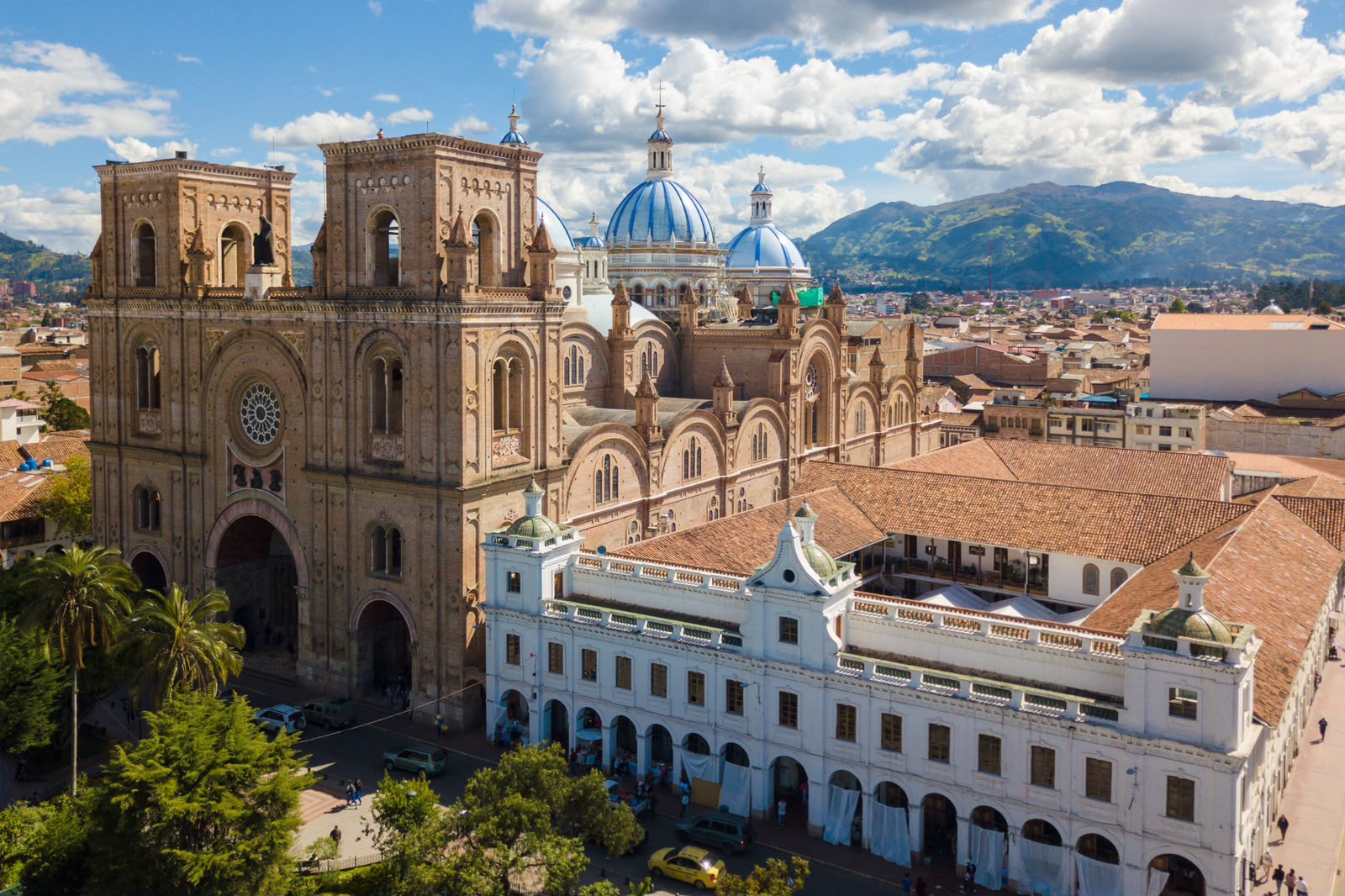 Vista aérea de la Catedral de la Inmaculada Concepción de Cuenca, Ecuador